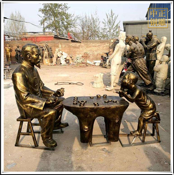 老人孩子下象棋雕塑.jpg